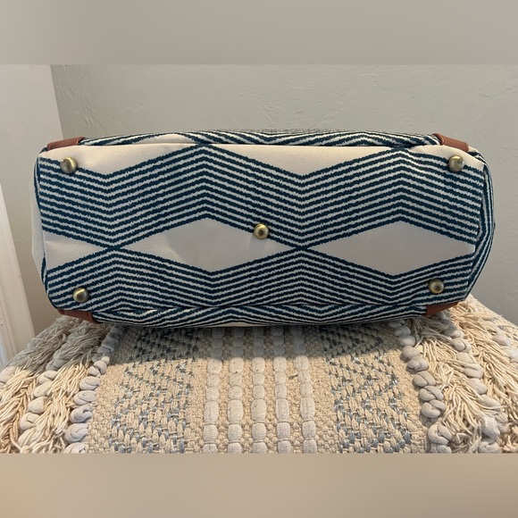 Jj Cole Diaper Bag with Strap and Diaper pad - Picture 13 of 16